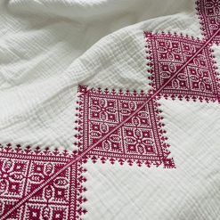 couverture bébé lange et polaire blanche avec broderie Fessi rose fushia
