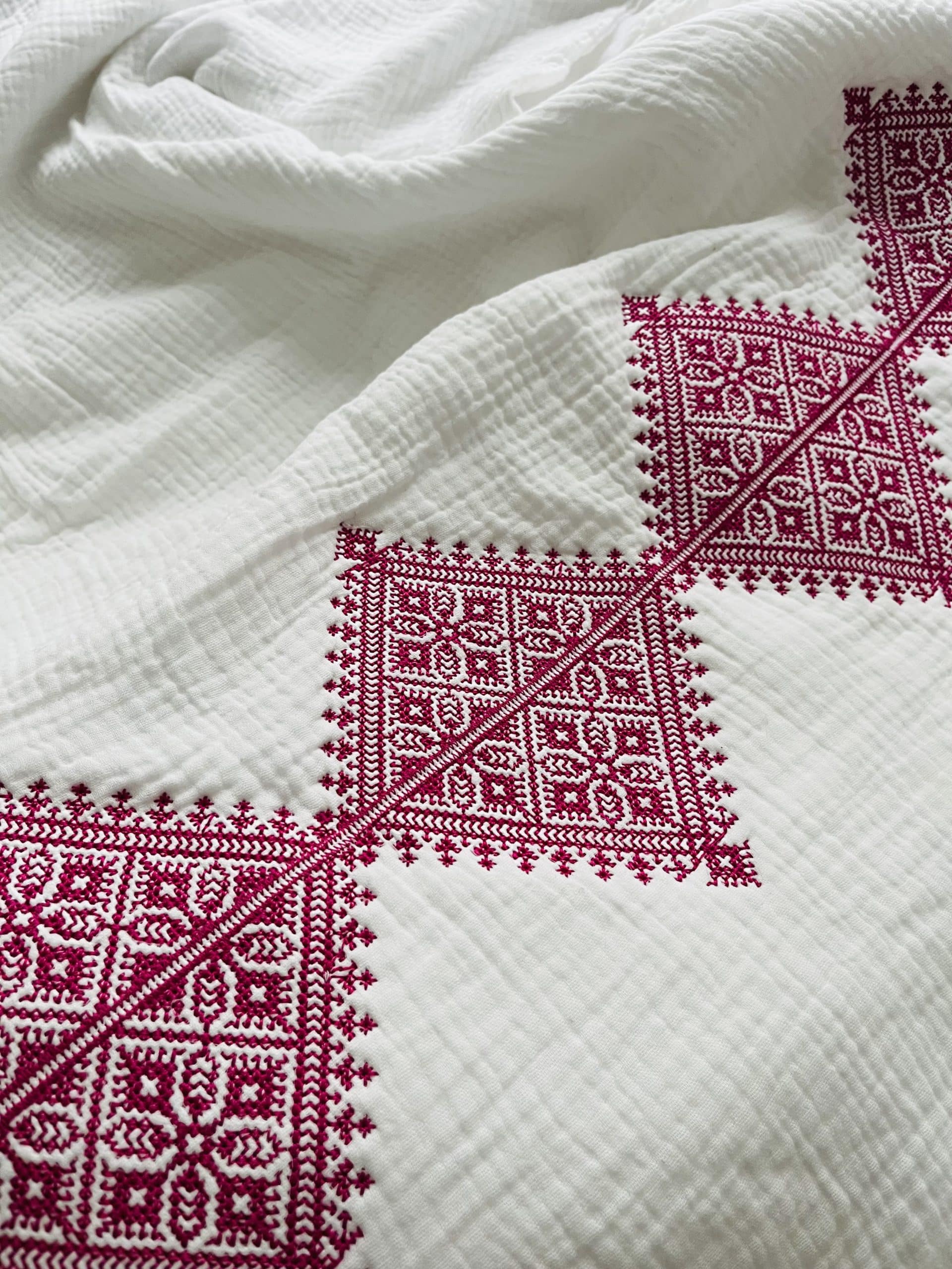 couverture bébé lange et polaire blanche avec broderie Fessi rose fushia