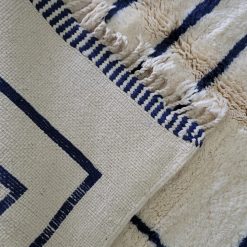 Alternative view of Tapis Berbère Mrirt – Motifs Bleus