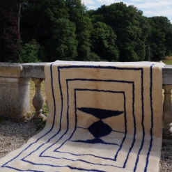 Tapis Berbère Mrirt – Motifs Bleus