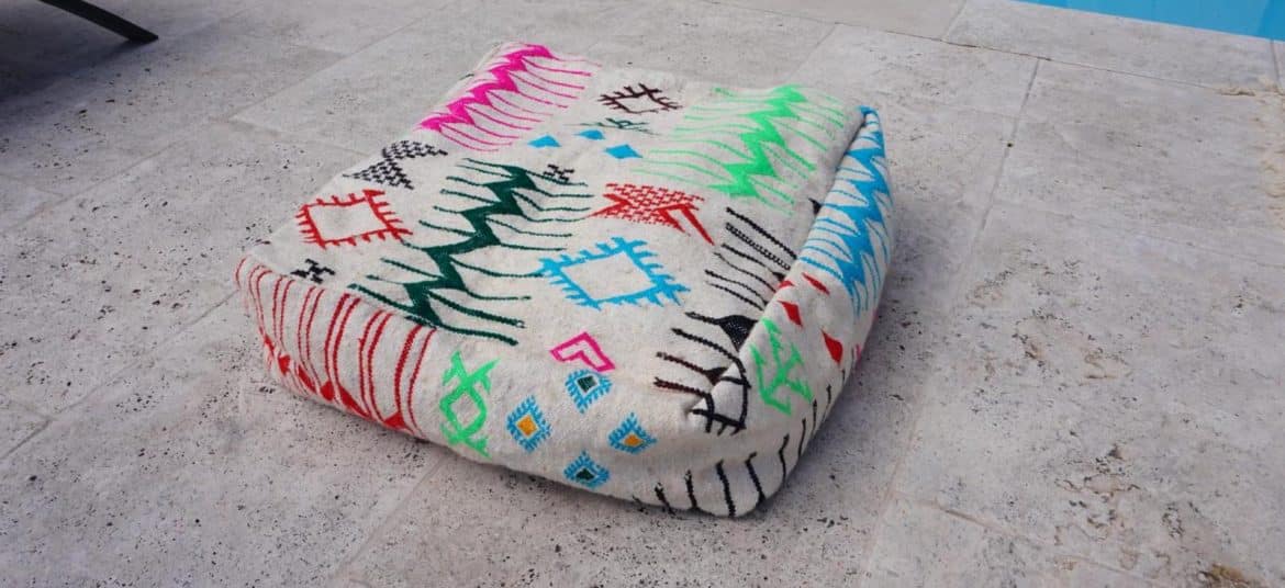 Pouf à motifs berbères colorés