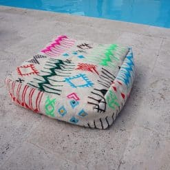 Pouf à motifs berbères colorés