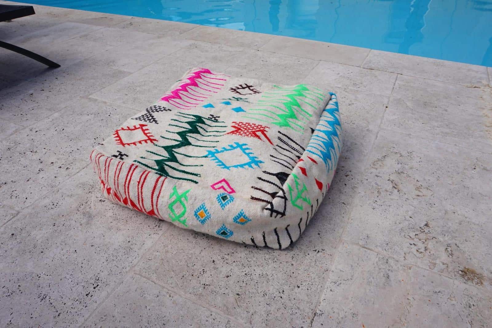 Pouf à motifs berbères colorés
