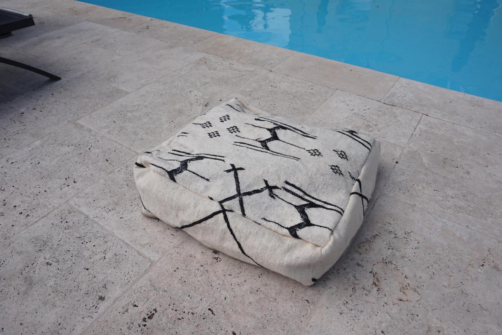 Pouf berbère motifs Kilim noir